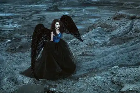 黑色翅膀的天使照片