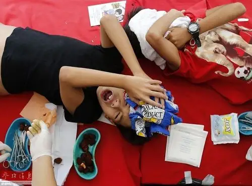 菲律宾300多名在青少年在学校课桌上进行割礼