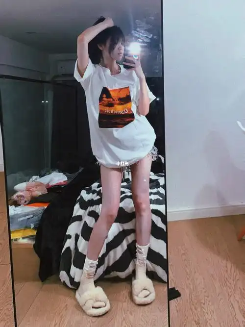 闪光灯对镜自拍不露脸16592腿