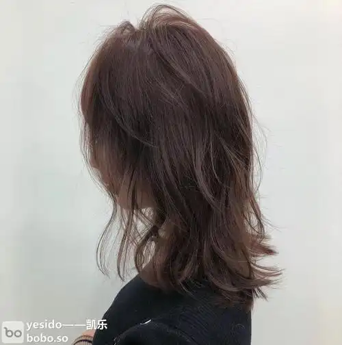 2020年仍然流行"层次感中长发"_发型