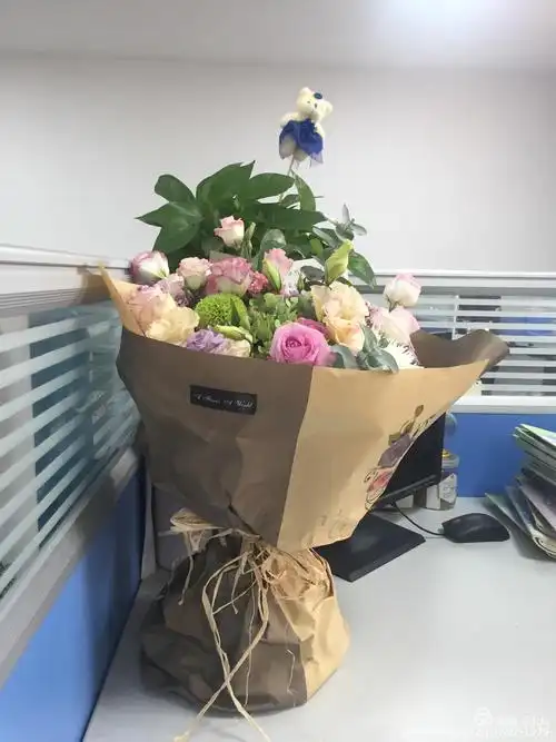 摆着鲜花的办公桌