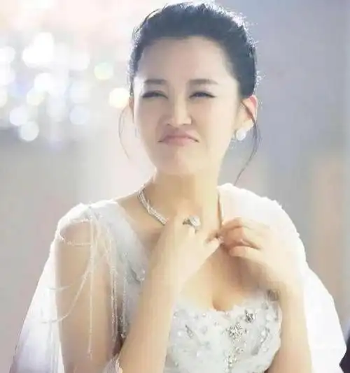 同样被陈凯歌爱过50多岁许晴和陈红的现状一对比差异一目了然