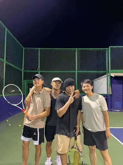 周杰伦晒打网球合照 与余文乐等好友默契搭肩笑容灿烂-易天影视公司