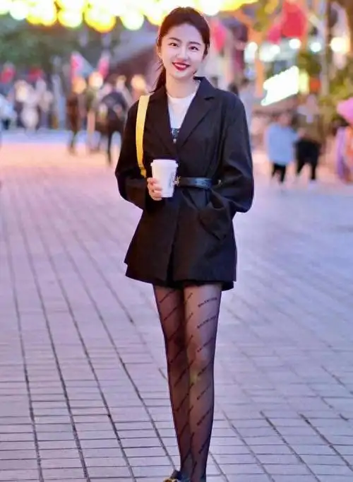 被杭州女生街拍吸睛了,满街"下身消失装",回头率高又时髦