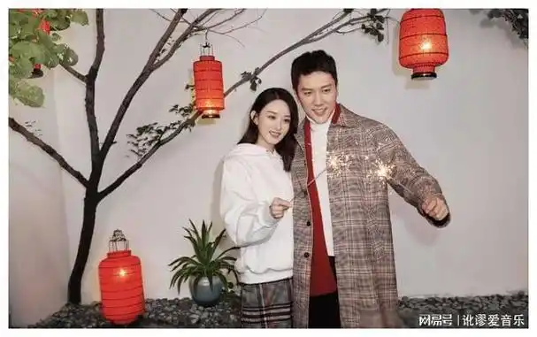 赵丽颖儿子正面照曝光独自带儿子聚餐全程未见冯绍峰身影