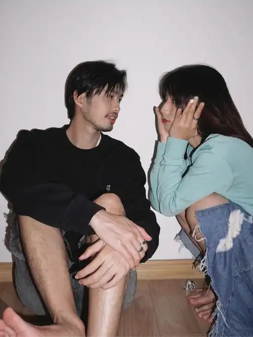 情侣甜蜜大头贴拍照姿势