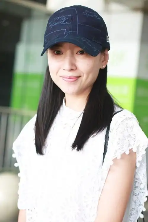 董洁就算变老也很真实素颜直面镜头虽然法令纹明显却不丑