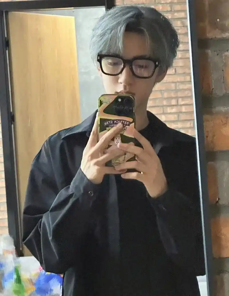 贺峻霖黑色衬衫穿搭,满满的禁欲感,加上独特的发色,颇有几分潇洒少年