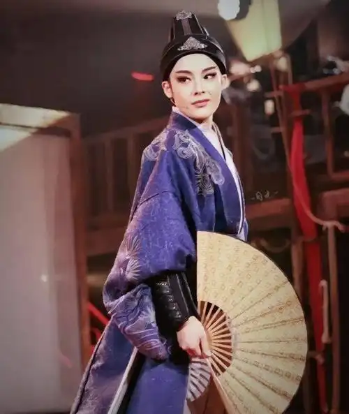 陈丽君的表演在越剧《新龙门客栈》中反串饰演"玉面郎君"贾廷一角而一