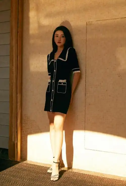 网剧一姐梁洁现身机场,穿卫衣裙玩"下衣失踪",秀出透光腿太绝