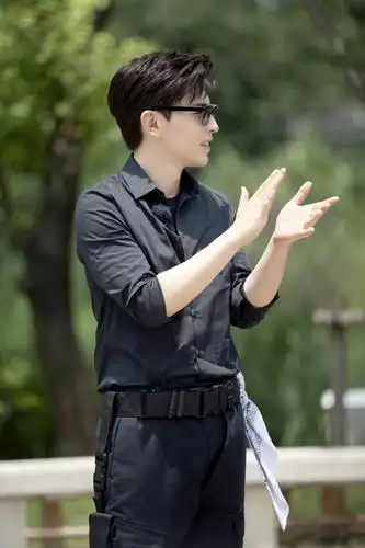 《极限挑战》@邓伦 黑衣特工造型太了