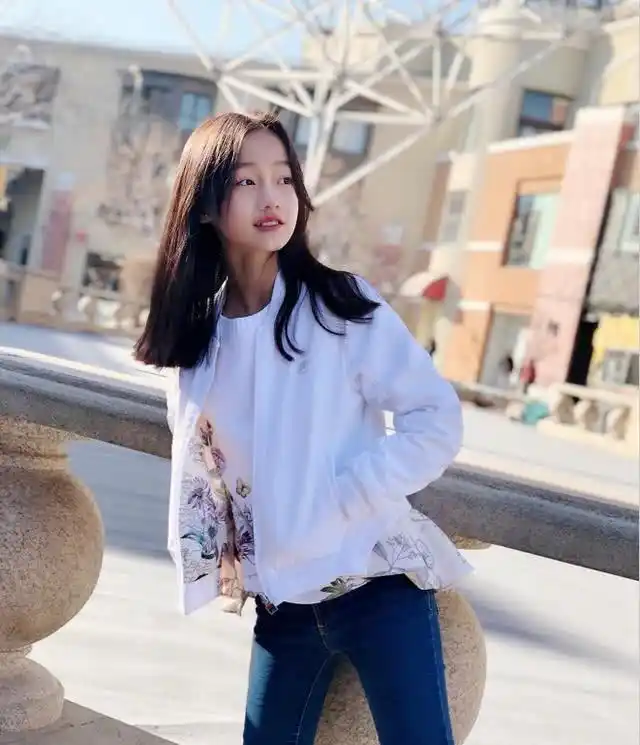 赵薇剧中女儿纪姿含近照如今她清纯萝莉11岁拥有一双大长腿