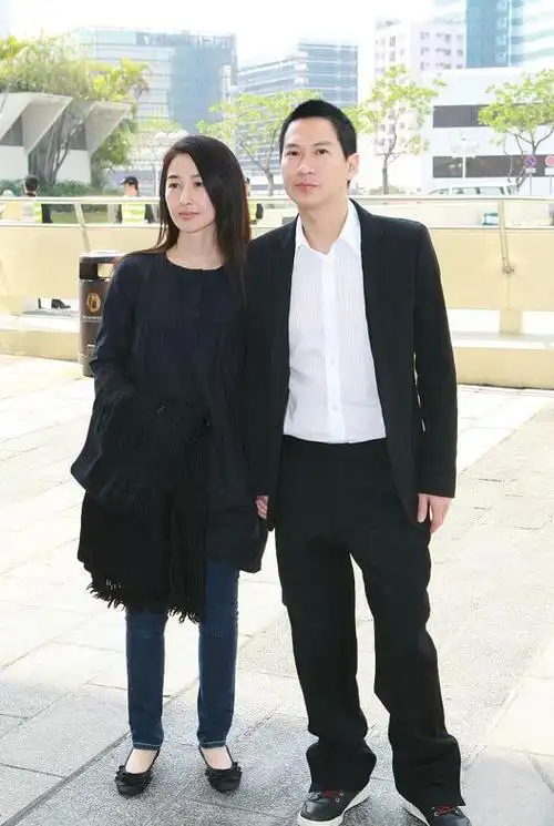 关咏荷"素颜"看着更像小姑娘,和张家辉牵手看着好甜蜜,真幸福