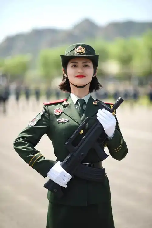 女兵方队代表亲身讲述参加国庆阅兵背后的故事_中国