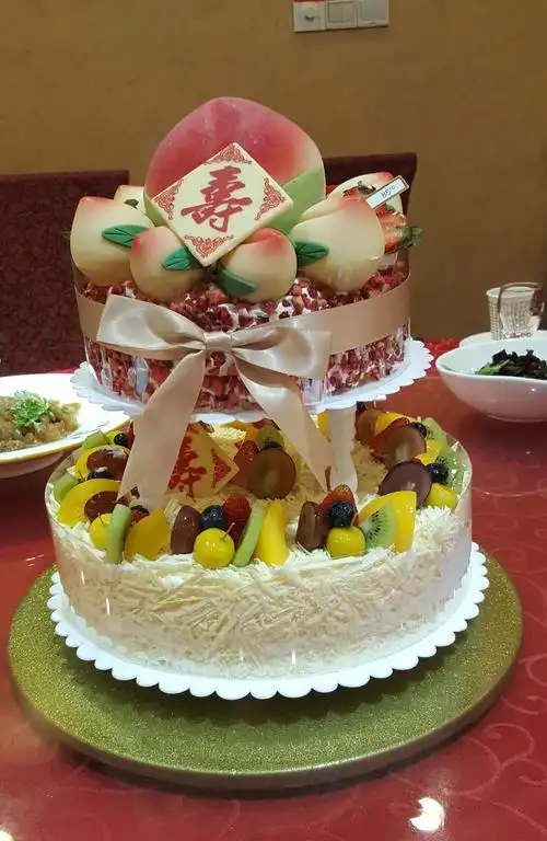 这是刘银华先生七十岁寿辰的蛋糕.