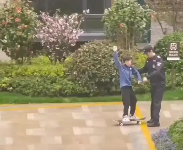 胡歌穿保安服拍戏被偶遇 网友:他心情太好笑到五官模糊