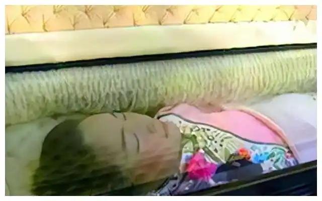 邓丽君去世3天后,她的遗体被空运回台湾.