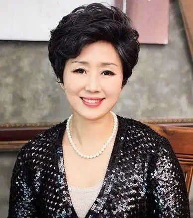 等我到了60岁:才不要穿奶奶装,烫"大妈卷",坚决做洋气奶奶