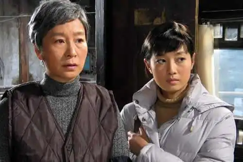 相关问题三,五妹里三姐扮演者叫什么名