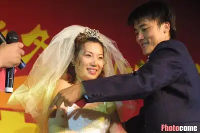 图文-掀起你的盖头来 李明与他漂亮的妻子