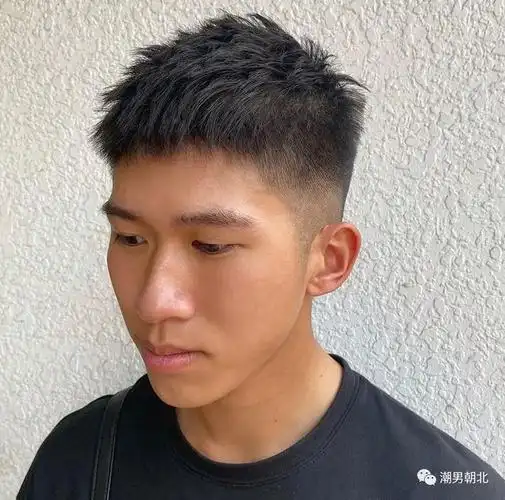 男生留两边铲光发型颜值真的会变高