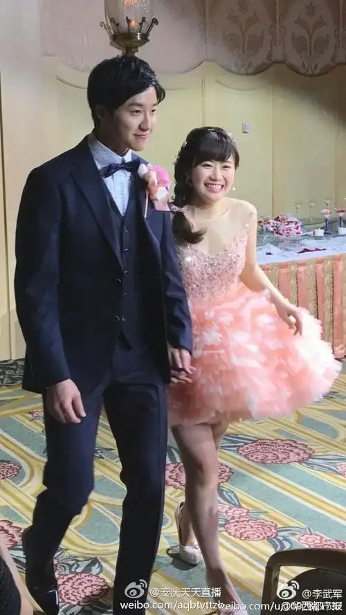 搜了一下福原爱当初结婚的照片,迪士尼婚礼好梦幻啊