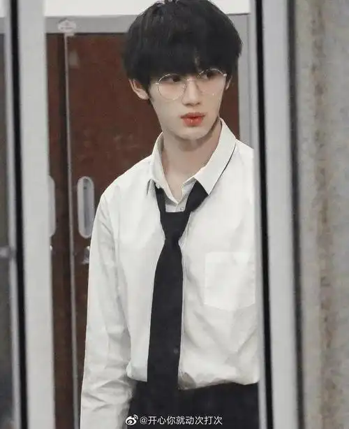 爱惨一些帅哥戴眼镜的画面戴眼镜的丁程鑫真的好有感觉哦