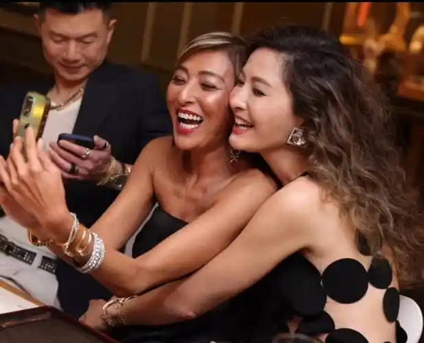 5月23日,周丽淇的姐姐周汶锜公开庆祝49岁生日的照片,她与亲朋好友在