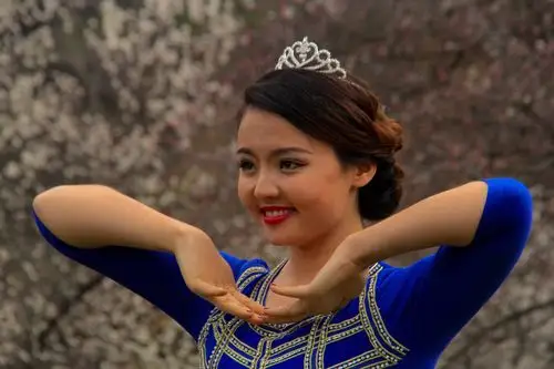 大美新疆,山美水美人更美,伊犁姑娘,美丽的阿瓦儿古里.