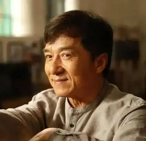 70岁成龙近照曝光头发胡子全白了老态龙钟模样大变让人心酸