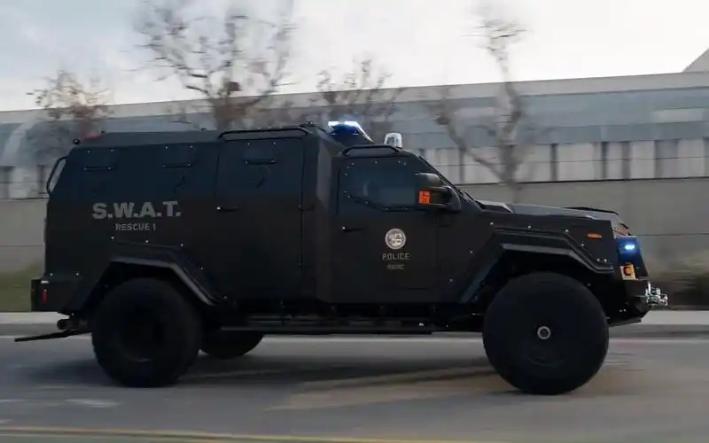 反恐特警组s3e16精剪:特警追击失败,装甲车被炸翻