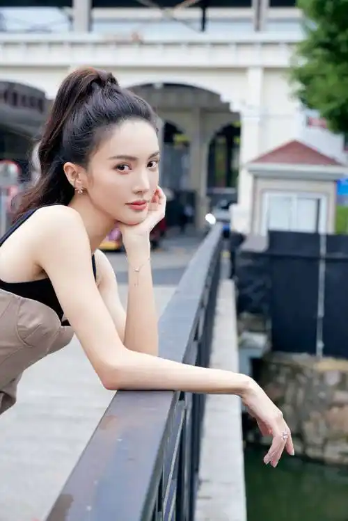 金晨穿不规则吊带裙 扎高马尾元气十足_照片_写真_超飒