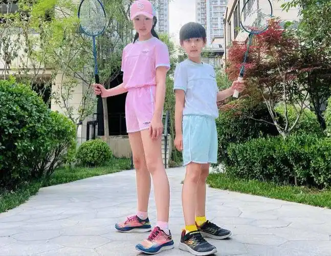 吴尊晒一家四口近照,妻子林丽吟低调出镜,neinei又白又瘦像妈妈_运动