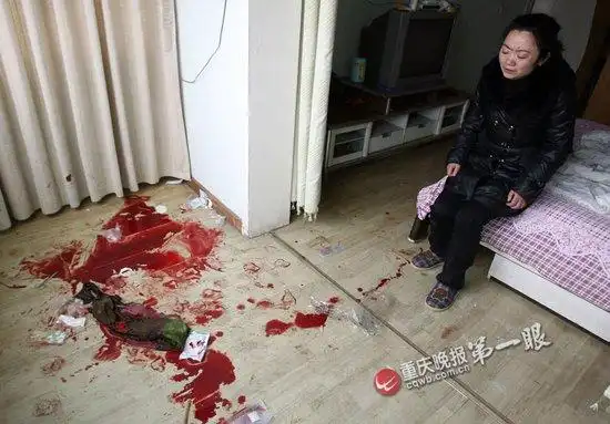 家中卧室地上血迹未干 记者 周舸 摄