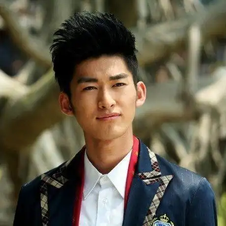 《八仙过海》中的花龙太子和《一起来看流星雨》中的慕容云海是一个人