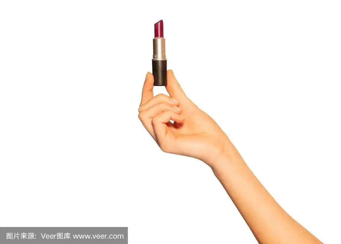 女手上拿着白色的开着的口红管