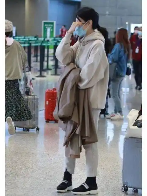 55岁周涛的减龄穿搭:连帽卫衣 运动裤 低马尾,时髦又减龄_女性_时尚