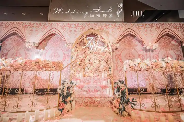 婚礼风格:唯美,豪华布艺飘顶颜色:香槟色,粉色婚礼类型:主题婚礼婚礼