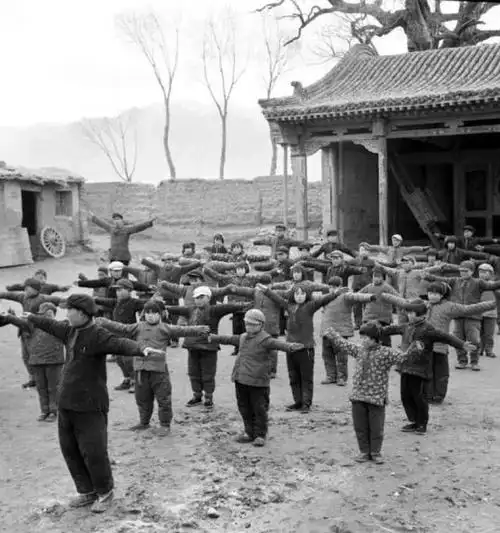 老照片记录中国教育70年变革