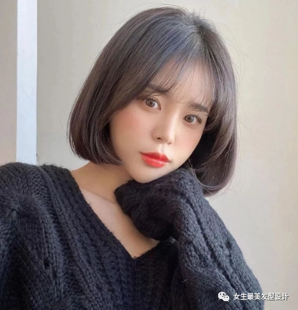 空气刘海搭配修饰大脸,经典内扣短发与隐藏染的搭配中分刘海适合轻熟