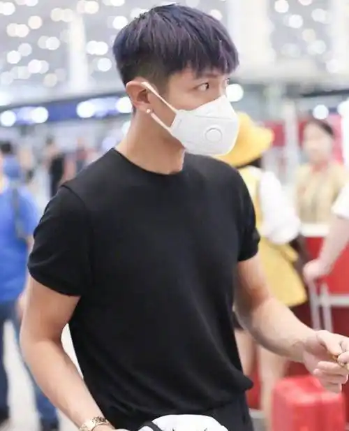 原创183cm柯震东终于现身,一身黑色造型,帅出新高度!