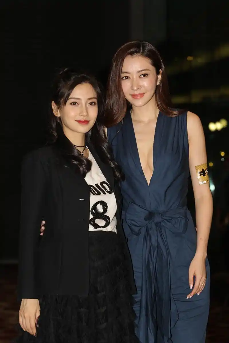 熊黛林这身高,无论与谁一起同框都非常占优势,但是五官却没有杨颖精致