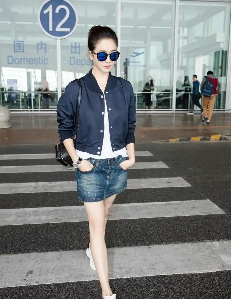 左小青气质真"惊艳"!穿短款夹克搭配牛仔裤优雅大气,太好看了