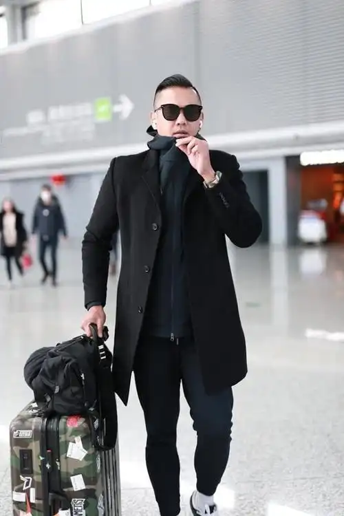 "黑人"陈建州走机场,一身商务装打扮,背头造型加墨镜有男人味