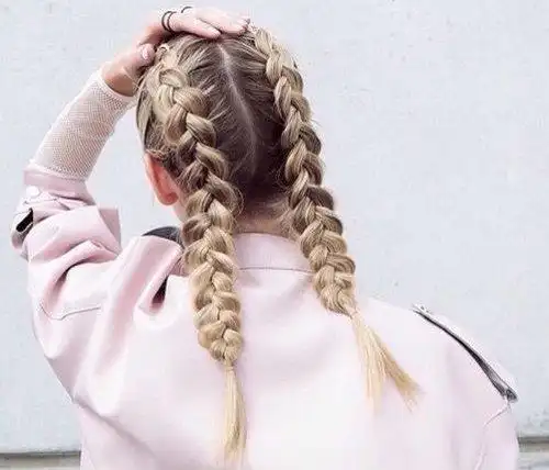 发型diy 编发 >> 酷酷的英伦女孩都在做双麻花辫 精美长发辫子绝不会