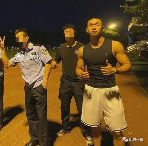 24岁成都警哥引发舔屏,寸头肌肉太可了|腹肌|短发|发型_网易订阅