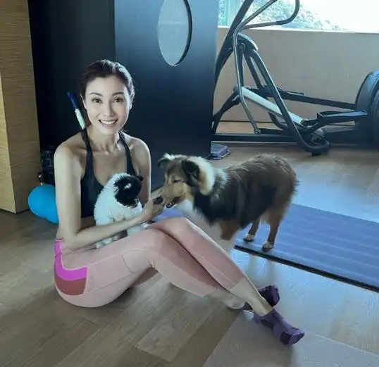 52岁李嘉欣近况曝光,晒无滤镜美照,展现马甲线和4块腹肌