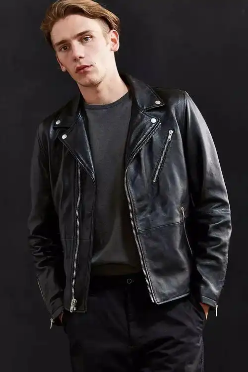 加件  衬衫的话也是一样潇洒简洁的穿法,还能起到中和皮夹克叛逆气息