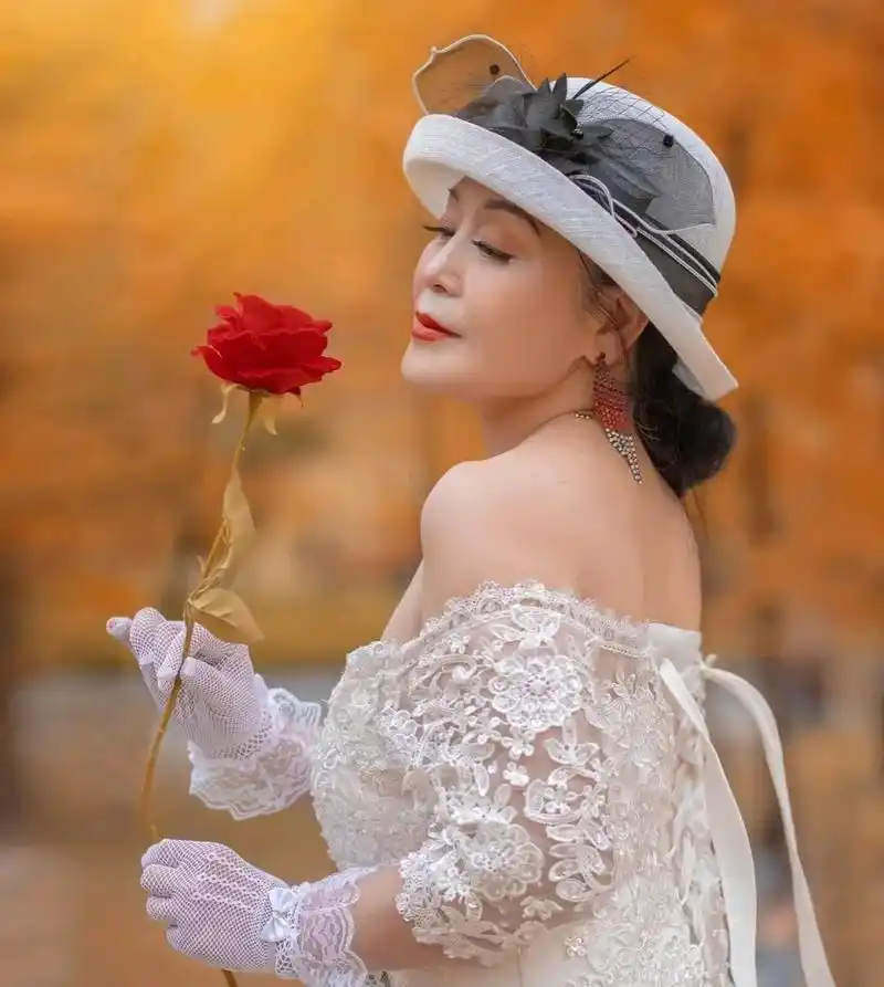 微胖大姐不惧岁月魅力四射