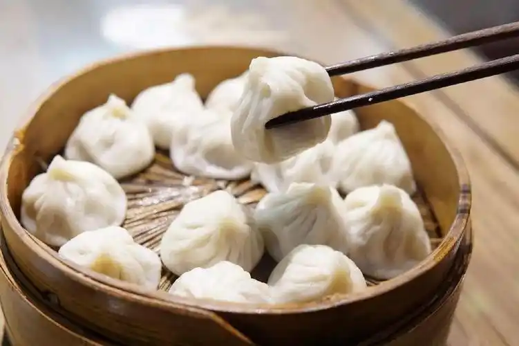 南京还有特别有名的龙袍蟹黄汤包,皮薄馅鲜,拿起来就可以透过外皮隐约